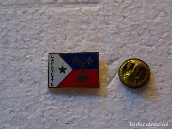 Pin's de collection: PIN DE TURISMO BANDERAS. BANDERA DE LOUISIANA, ESTADOS UNIDOS. LAFAYETTE