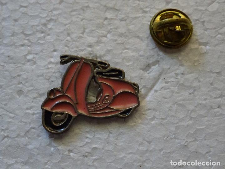 Pins de colecci&oacute;n: PIN DE COCHES MOTOS. VESPA MOTO ROSA