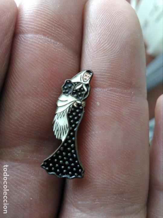 Pins de colecci&oacute;n: Insignia Gaseosa la Revoltosa , chulapa vestido negro. Refresco y bebida