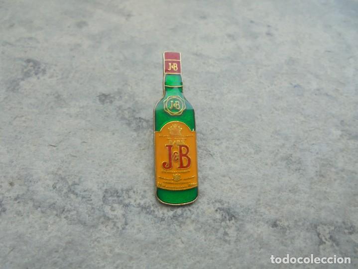 Pins de colecci&oacute;n: PIN DE UNA BOTELLA DEL WHISKY JB DE LOS A&Ntilde;OS 90