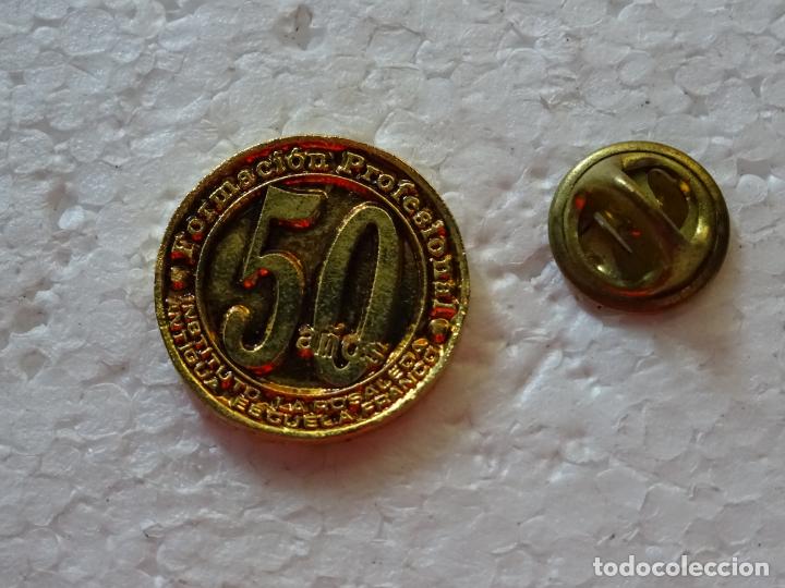 Sammlung von Pins: PIN DE COLEGIOS UNIVERSIDADES. 50 A&Ntilde;OS FORMACI&Oacute;N PROFESIONAL. INSTITUTO ROSALEDA M&Aacute;LAGA
