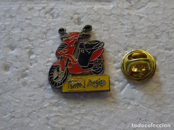 Pins e Spille di collezione: PIN DE COCHES MOTOS. LUBRICANTES GASOLINERAS AGIP MOTO SCOOTER