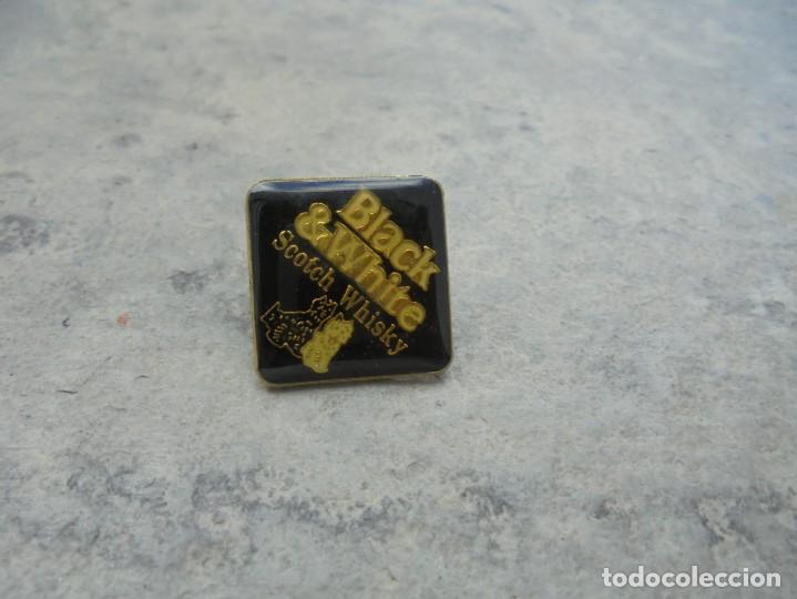 Pins de colecci&oacute;n: PIN DE LA MARCA DE WHISKY ''BLACK AND WHITE'' DE LOS A&Ntilde;OS 90