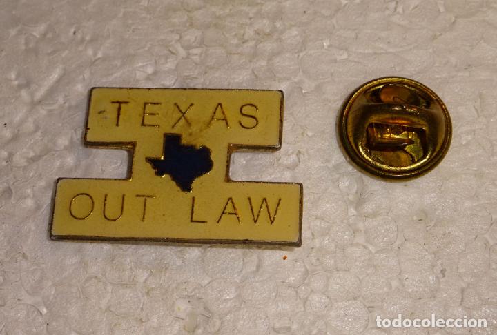 Pin's de collection: PIN DE TURISMO. TEXAS OUT LAW MAPA.