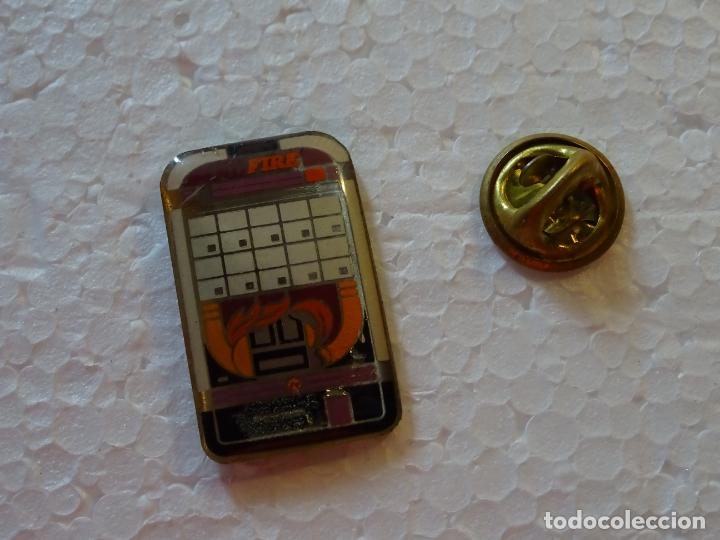 Pins de cole&ccedil;&atilde;o: PIN DE M&Uacute;SICA. DISPOSITIVO JUKEBOX CD FIRE