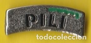 Collection pins: PIN - NOMBRE PILI - METAL PLATEADO - LARGO 2,2 cm, APROX. - NUEVO