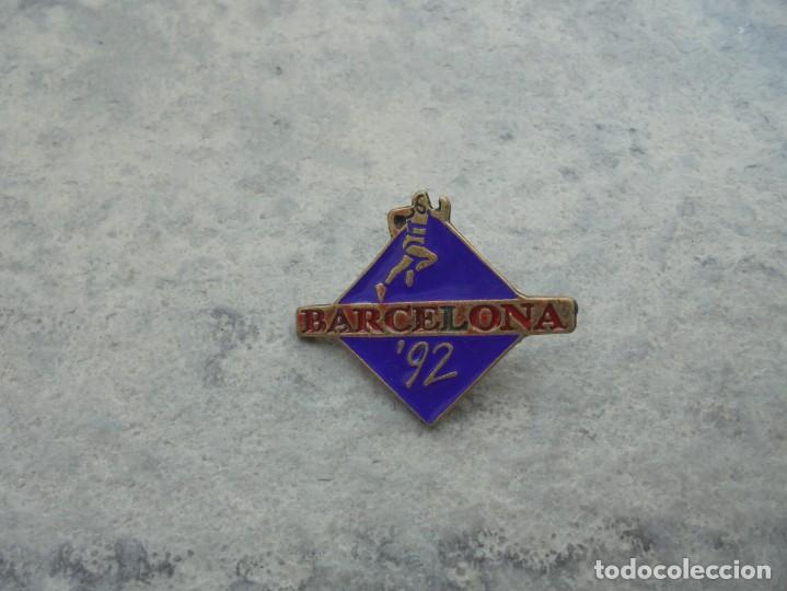 IMPECABLE PIN BARCELONA'92 ATLETISMO DORADO 