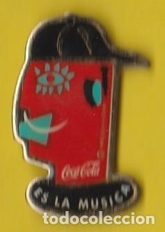 Collection pins: PIN - COCA COLA - ES LA MUSICA - LATA CON GORRA - 1993 - PUBLICIDAD - METAL LACADO - NUEVO