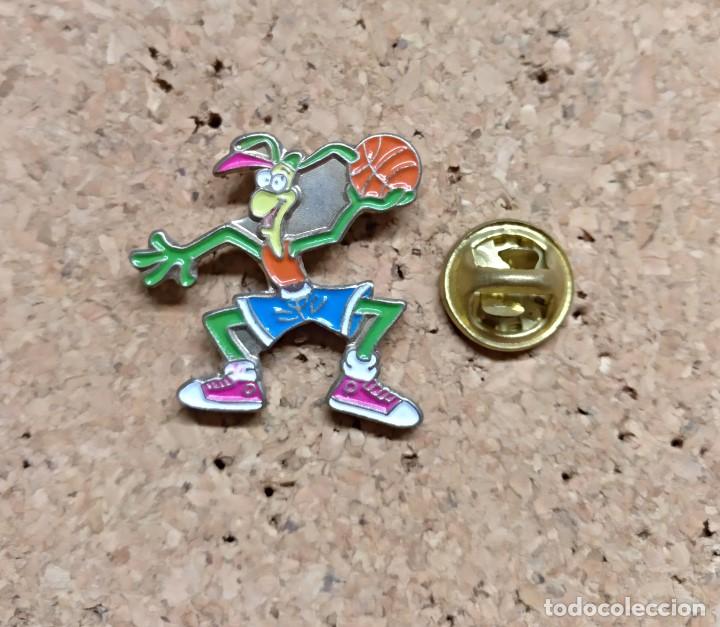 Pins de colecci&oacute;n: antiguo pin productos, galletas cuetara - baloncesto