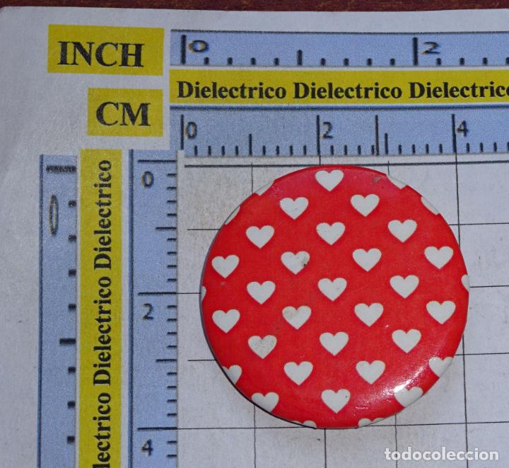 Collection pins: BROCHE CHAPA. ESTAMPADO DE CORAZONES