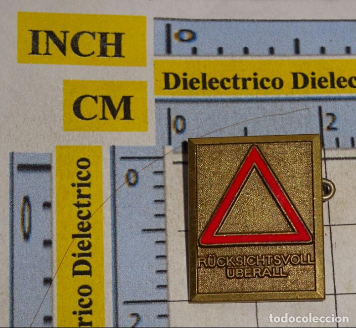 Pin's de collection: BROCHE INSIGNIA SE&Ntilde;AL DE TR&Aacute;FICO. PELIGRO. ALEMANIA