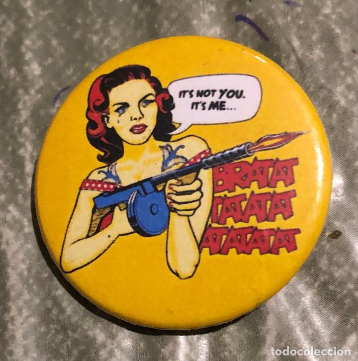 Pins de colecci&oacute;n: Chapa met&aacute;lica. Chica rockabilly con metralleta. 3,5 cm. Nueva.