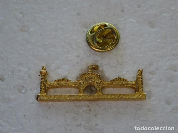 Sammlung von Pins: PIN DE TURISMO ARQUITECTURA EF&Iacute;MERA. PUERTA PORT&Oacute;N FERIA DE ABRIL DE SEVILLA A&Ntilde;O 1967