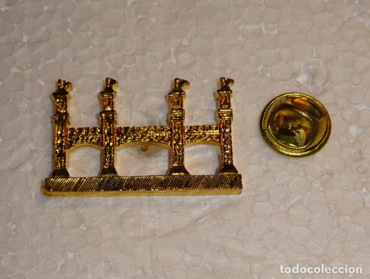 Pin's de collection: PIN DE TURISMO ARQUITECTURA EF&Iacute;MERA. PUERTA PORT&Oacute;N FERIA DE ABRIL DE SEVILLA A&Ntilde;O 1975