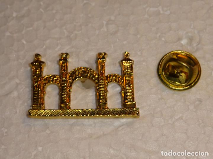 Pins e Spille di collezione: PIN DE TURISMO ARQUITECTURA EF&Iacute;MERA. PUERTA PORT&Oacute;N FERIA DE ABRIL DE SEVILLA A&Ntilde;O 1976