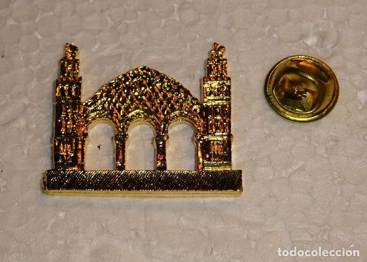 Sammlung von Pins: PIN DE TURISMO ARQUITECTURA EF&Iacute;MERA. PUERTA PORT&Oacute;N FERIA DE ABRIL DE SEVILLA A&Ntilde;O 1994