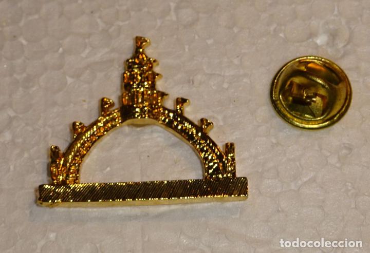 Pins e Spille di collezione: PIN DE TURISMO ARQUITECTURA EF&Iacute;MERA. PUERTA PORT&Oacute;N FERIA DE ABRIL DE SEVILLA A&Ntilde;O 1986