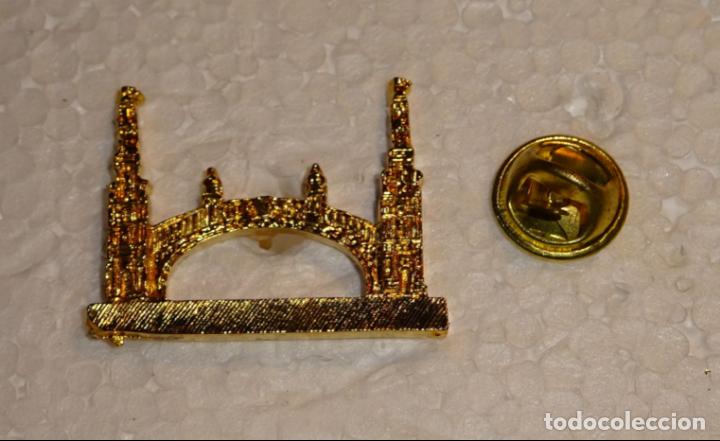 Sammlung von Pins: PIN DE TURISMO ARQUITECTURA EF&Iacute;MERA. PUERTA PORT&Oacute;N FERIA DE ABRIL DE SEVILLA A&Ntilde;O 1983
