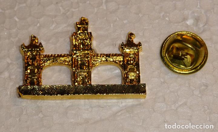 Collection pins: PIN DE TURISMO ARQUITECTURA EF&Iacute;MERA. PUERTA PORT&Oacute;N FERIA DE ABRIL DE SEVILLA A&Ntilde;O 1993