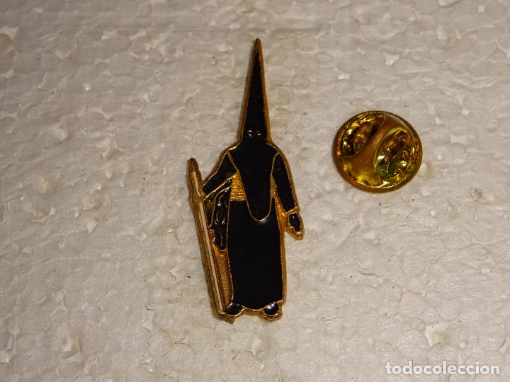 Collection pins: PIN RELIGIOSO SEMANA SANTA. CAPUCHINO NAZARENO PENITENTE. CON CIRIO