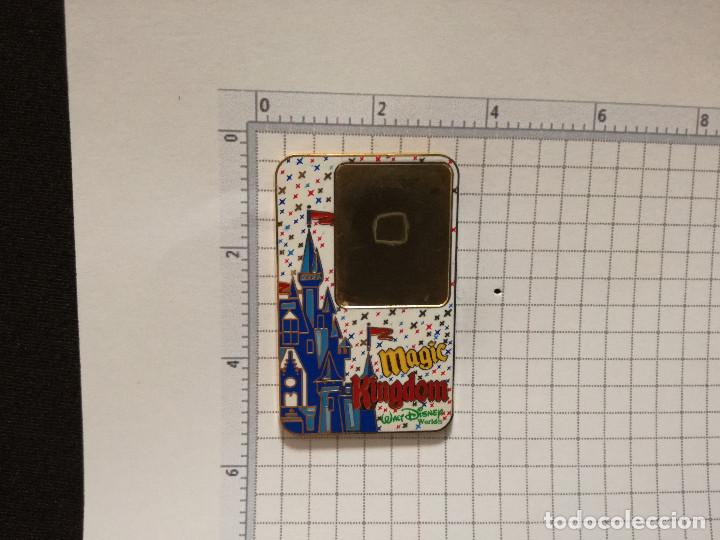 PIN TRADING OFICIAL - WALT DISNEY WORLD 2001 - MAGIC KINGDOM (PARA PONER FOTOGRAFIA EN EL PIN)