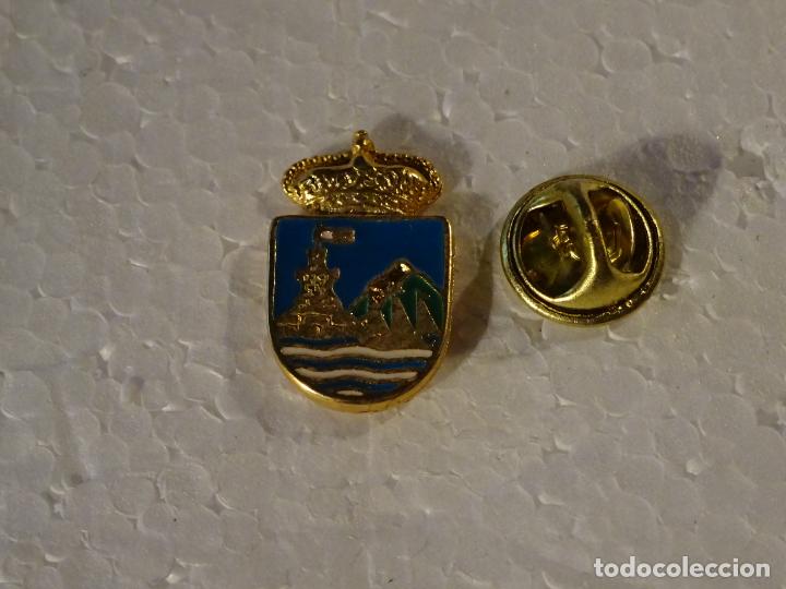 Pin's de collection: PIN DE TURISMO HER&Aacute;LDICA. ESCUDO HER&Aacute;LDICO DE BENALM&Aacute;DENA, M&Aacute;LAGA