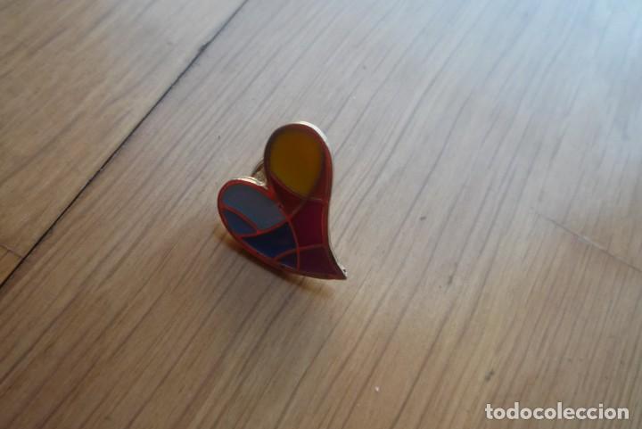 Pins de colecci&oacute;n: PIN EN FORMA DE CORAZ&Oacute;N. - Foto 1