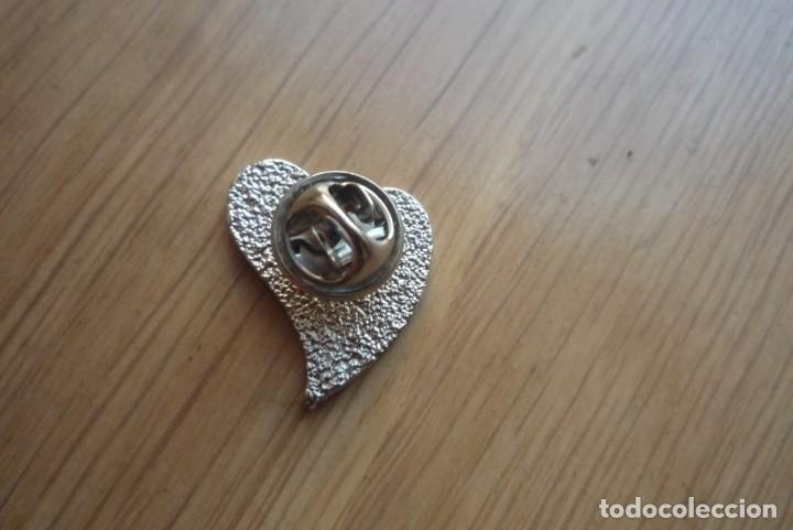 Pins de colecci&oacute;n: PIN EN FORMA DE CORAZ&Oacute;N. - Foto 2