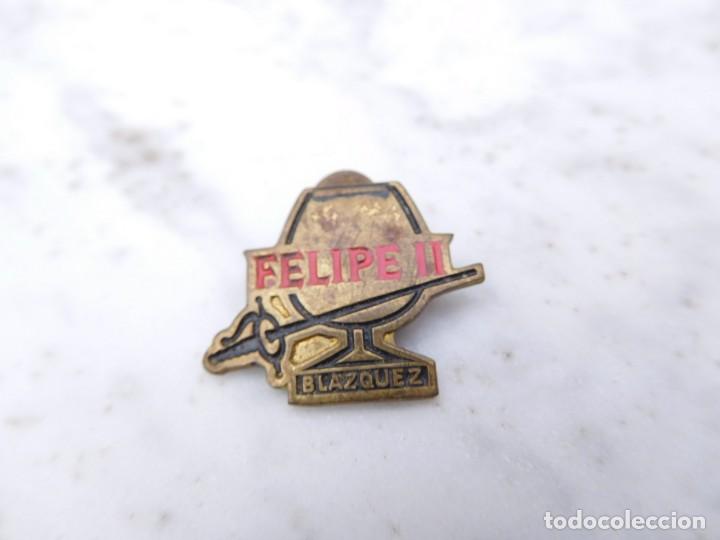 Pins de colecci&oacute;n: Insignia antigua publicidad brandy Felipe II Blazquez