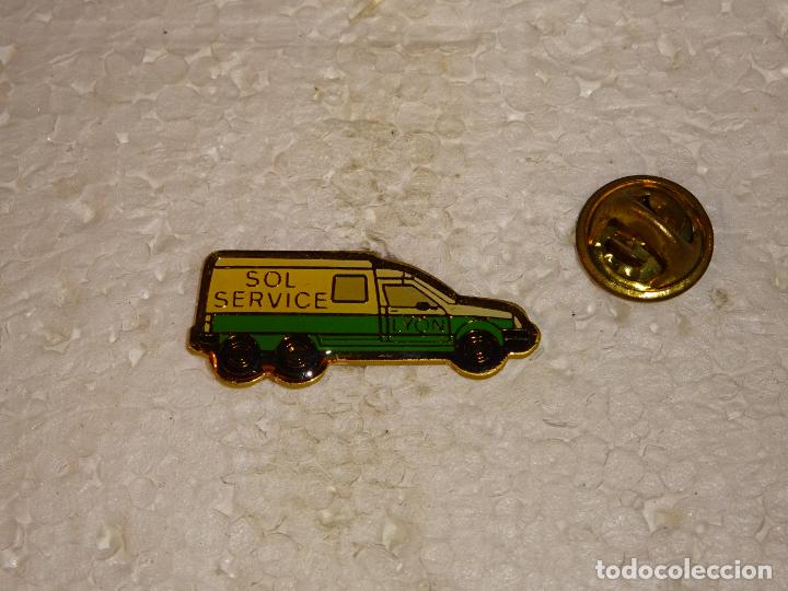 Pins de colecci&oacute;n: PIN DE COCHES MOTOS. FURGONETA DE SOL SERVICE LYON DISTRIBUIDOR