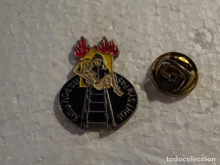 Collection pins: PIN DE HUMOR BOMBEROS. BOMBERO RESCATANDO A MUJER DESNUDA, SUIZA - FRANCIA