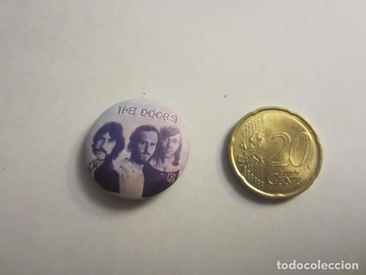 Pins de colecci&oacute;n: ANTIGUA CHAPA THE DOORS