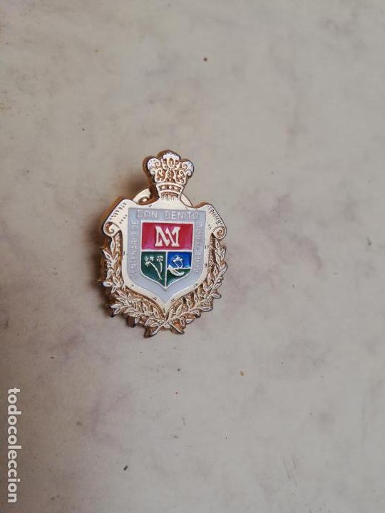 Sammlung von Pins: CENTENARIO DE DON BENITO 1899-1999 - METALICO