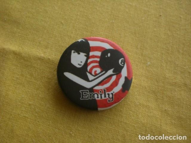 Pins de colecci&oacute;n: chapa de ropa, Emily - Foto 1