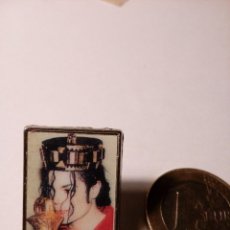 Pins de colección: PIN MICHAEL JACKSON REY DEL POP FOTO CON CORONA Y CETRO VINTAGE AÑOS 90. Lote 147229530