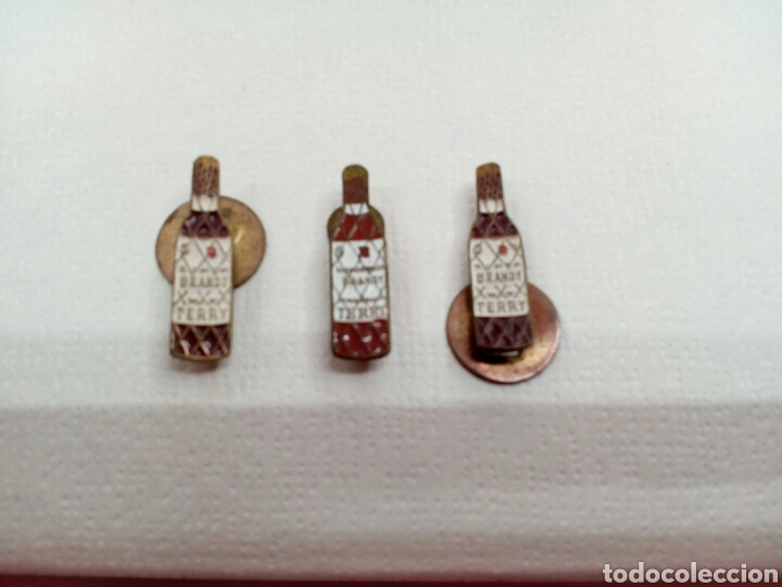 Pins de colecci&oacute;n: 3 pins botella Brandy Terry diferentes , y diferentes enganches para ojal de solapa a&ntilde;os 1950-60