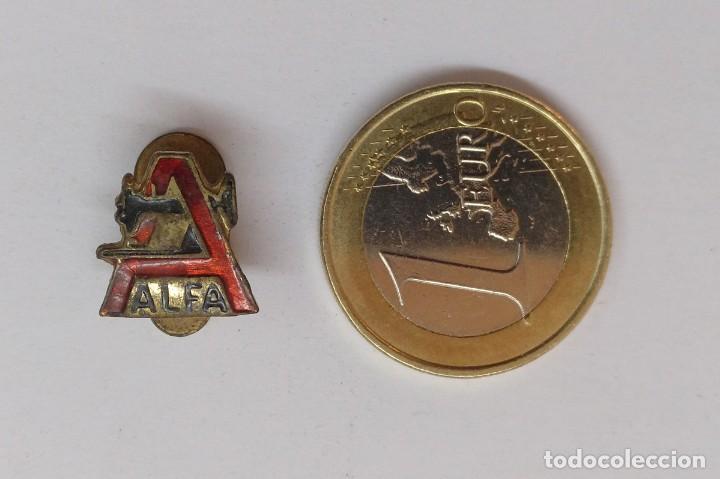 Pins de colecci&oacute;n: antiguo pin de solapa o ojal, propaganda maquina coser alfa