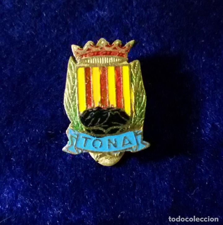 Pins de colecci&oacute;n: Antigua insignia pin de ojal o solapa Tona (Osona) Barcelona