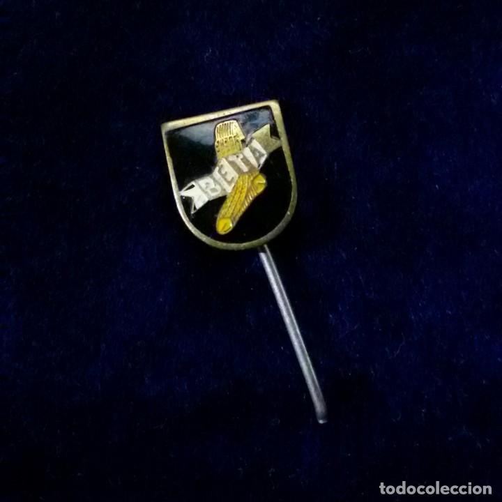 Pins de colecci&oacute;n: Antigua insignia pin de aguja Imperdible alfiler beta calcetines
