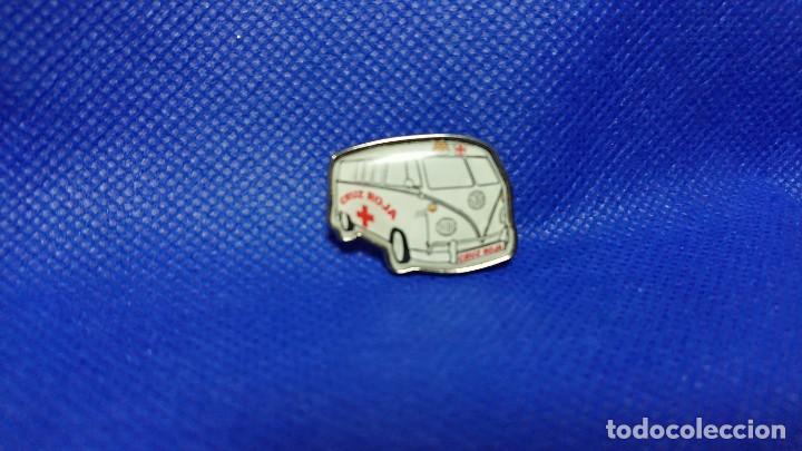 Pins de colecci&oacute;n: PINS PIN PUBLICIDAD VOLKSWAGEN CRUZ ROJA