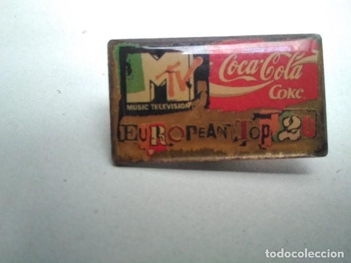 Pins de colecci&oacute;n: Pin Coca Cola Televisi&oacute;n (mal estado)