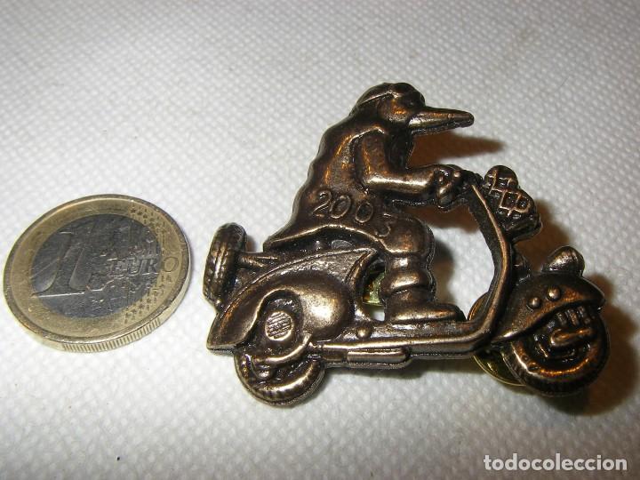Pins de colecci&oacute;n: Pin de Pinguinos 2003. ( Homenaje Vespa).