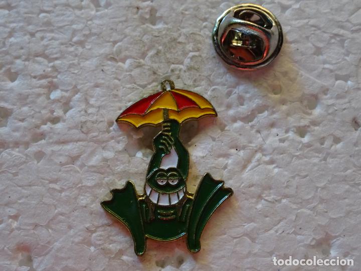 Pin's de collection: PIN INFANTIL DIBUJOS ANIMADOS. RANA SAPO CON PARAGUAS