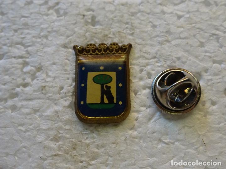 Pins e Spille di collezione: PIN DE TURISMO HER&Aacute;LDICA. ESCUDO HER&Aacute;LDICO DE MADRID