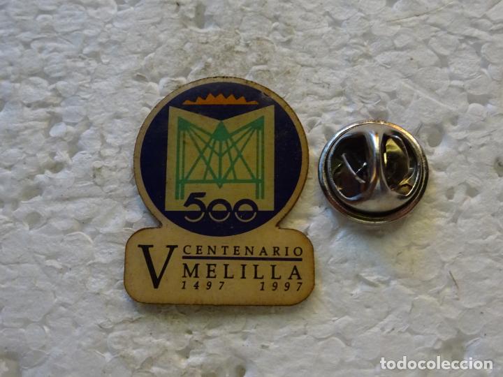 Pins e Spille di collezione: PIN DE TURISMO HER&Aacute;LDICA. ESCUDO HER&Aacute;LDICO V CENTENARIO DE MELILLA 1497 1997