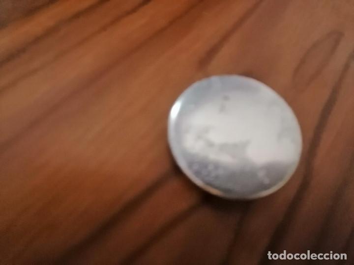 Sammlung von Pins: CHAPA. BLANCA BRILLANTE. CON UNA MOTA DE POLVO INTERIOR. 31 MM. DE DI&Aacute;METRO. METALIZADA. RARA
