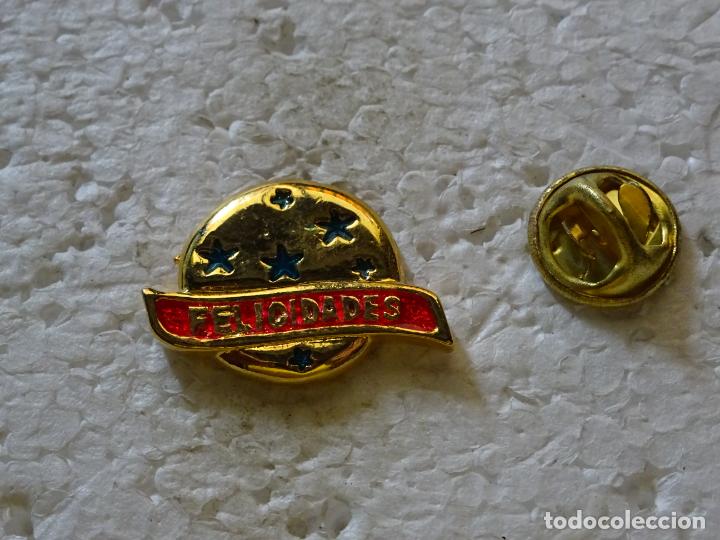 Pin's de collection: PIN FELICIDADES ESTRELLAS DORADO