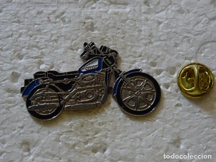 Pins de cole&ccedil;&atilde;o: PIN DE COCHES MOTOS. MOTO AZUL Y NEGRA