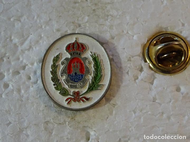 Pins e Spille di collezione: PIN DE TURISMO HER&Aacute;LDICA. ESCUDO HER&Aacute;LDICO DE ALICANTE