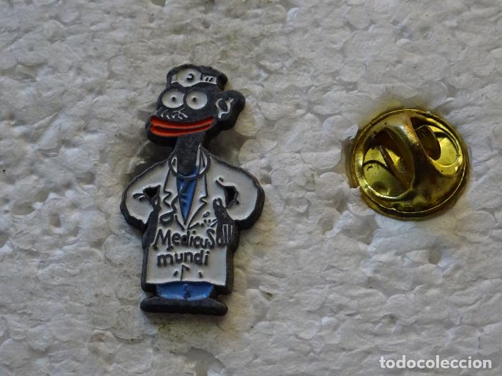 Collection pins: PIN DE ONGS. MEDICUS MUNDI. MEDICOS ORGANIZACI&Oacute;N